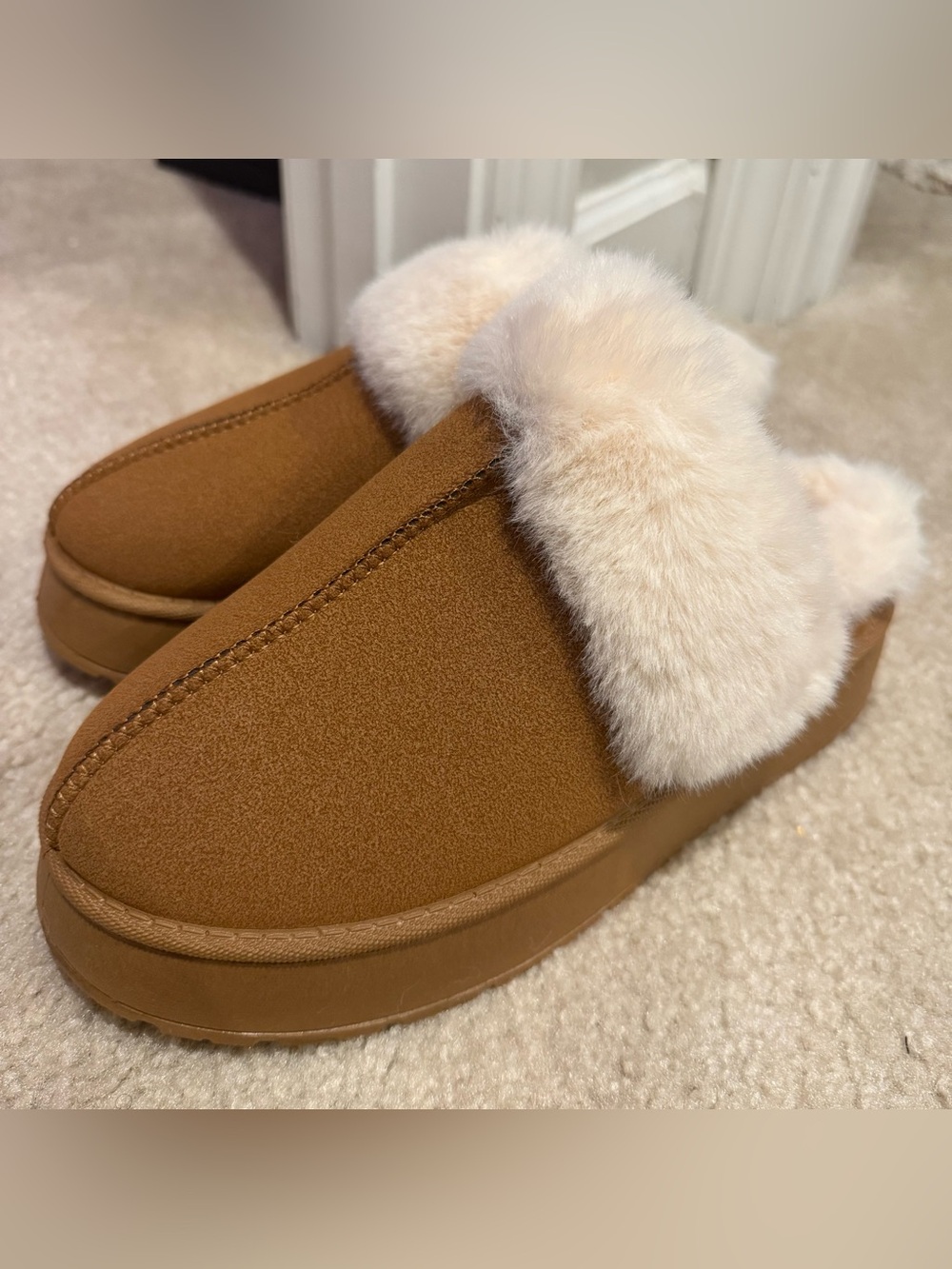 Cozy Women's Faux-Suede Slippers with Plush Cream Collar - Brown
